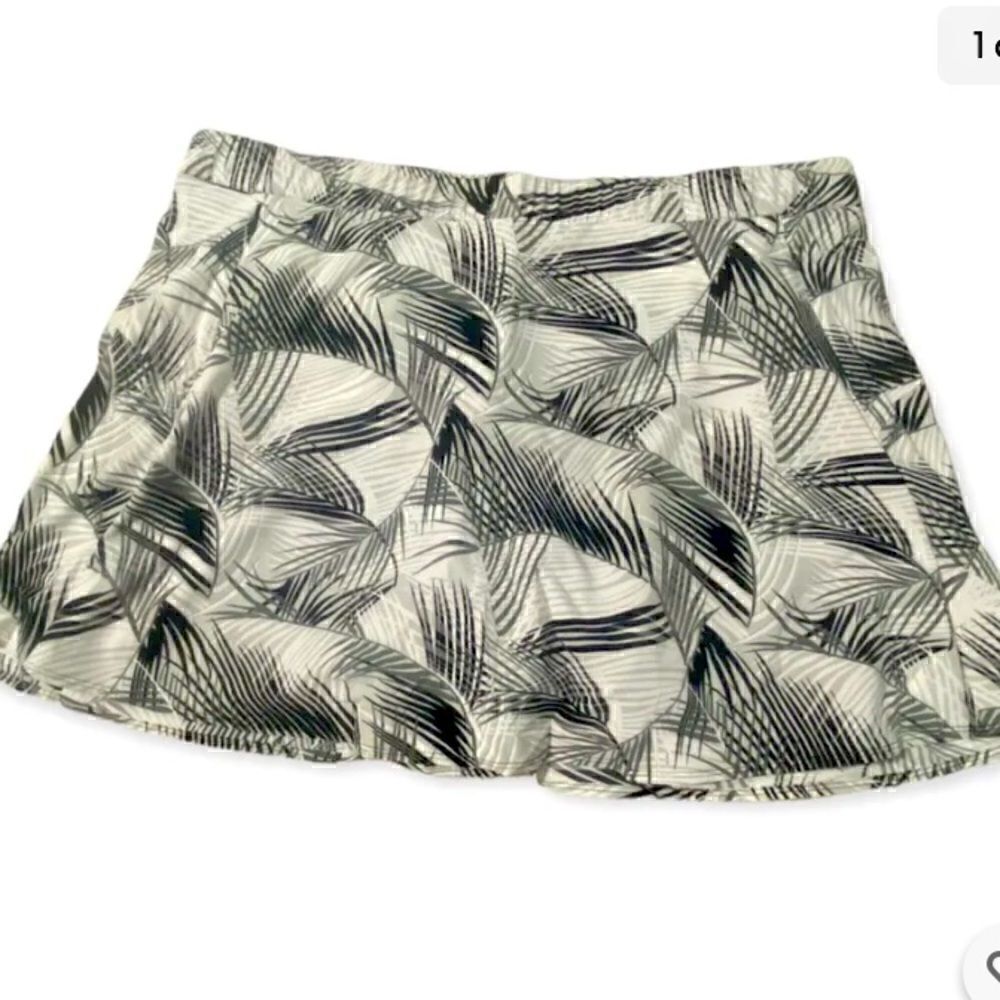 T by Talbots Women's Skort Skirt Black White Leaf Floral UPF 50 Size M NWT $ 79
